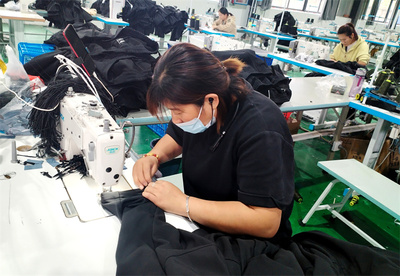 利辛县永兴镇团力富服饰公司工人正在缝制服装。利辛县永兴镇供图