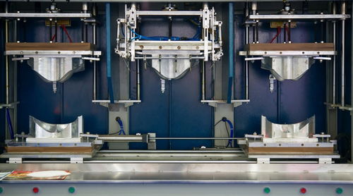 服饰研发纪实 服装厂生产车间的经济图景